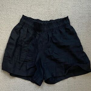 Quince 100% linen shorts in black
